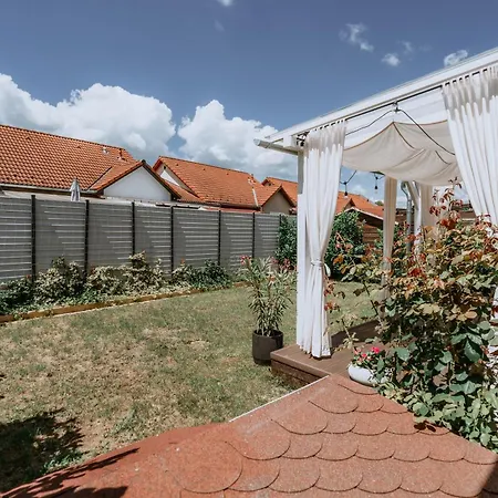 Apartment Vadrozsa *